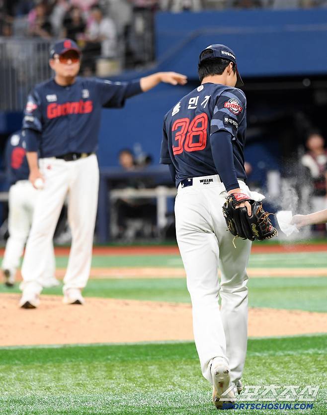 팀이 필요한 순간 힘차게 마운드에 오른 홍민기.