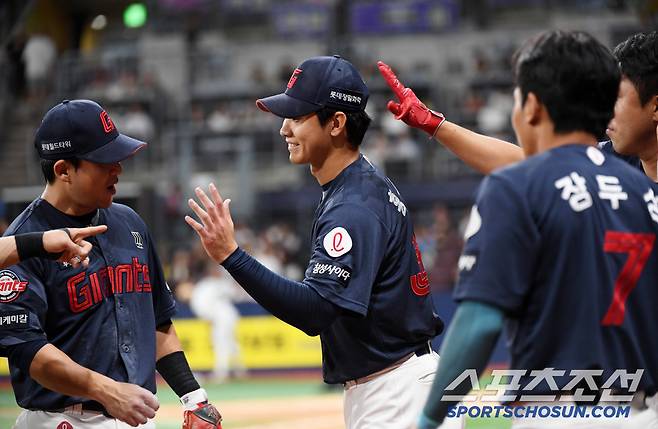 6회 볼넷을 내주기는 했지만 만루 위기를 넘긴 홍민기는 웃었다.