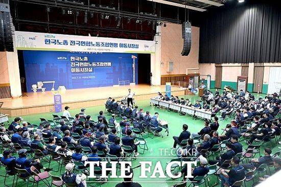 22일 경기 파주시민회관 대공연장에 마련된 이동시장실에서 김경일 경기 파주시장이 지방자치단체장 중 처음으로 한국노동조합총연맹 관계자들과 함께 건설업계의 주요 노동 현안과 지역건설산업 활성화 방안을 놓고 서로의 의견을 주고 받고 있다./파주시