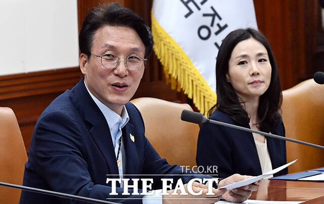 김민석 국무총리(왼쪽)가 23일 오전 서울 종로구 정부서울청사에서 열린 APEC 정상회의 종합점검회의에 참석해 모두발언을 하고 있다. /임영무 기자