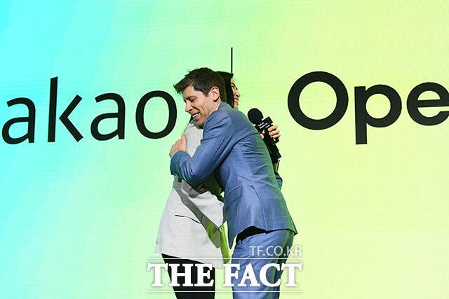 정신아 카카오 대표(왼쪽)와 샘 울트먼 오픈AI 최고경영자가 지난 2월 서울 중구 더플라자호텔에서 열린 '카카오 미디어데이'에 참석해 포옹하고 있다. /서예원 기자