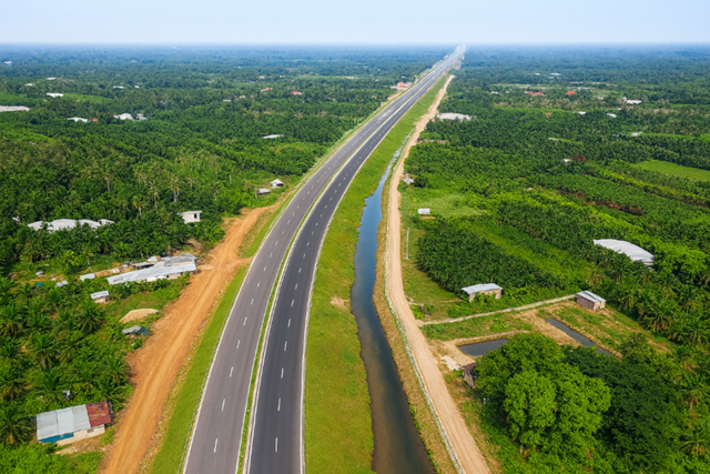 동부건설은 21일(현지시간) 베트남 건설부가 발주한 '미안~까오랑 도로 건설사업'에 대한 공사 도급계약을 체결했다고 23일 밝혔다. /동부건설