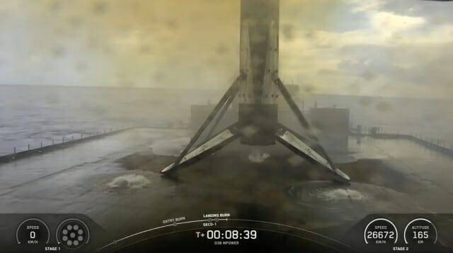 22일 SES O3b mPOWER 통신 위성 두 개를 발사한 후, 팔콘9 로켓의 1단계가 드론선의 갑판 위에 착륙한 모습 (출처=스페이스X)