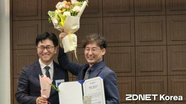올해의 활동가상(유니버시티 부문)을 노병규 회원(오른쪽)이 받고 있다.