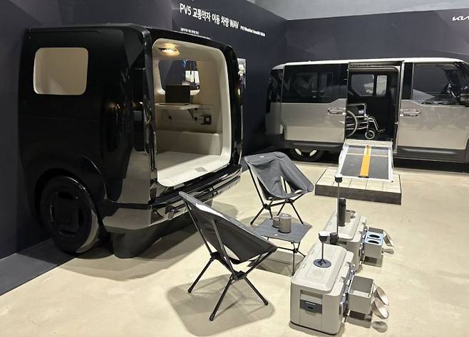 '더 기아 PV5'을 이용해 차박(차량을 이용한 숙박)을 하거나 휠체어를 태우는 모습. 전영주 기자