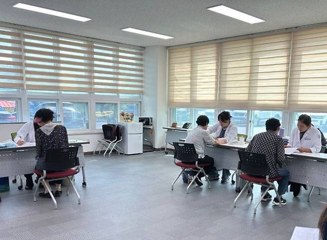 보성군치매안심센터와 조선대 광주치매코호트연구단이 치매 조기 예측과 정밀 진단 검사를 위한 문답 선별 검사를 하고 있다. 보성군 제공