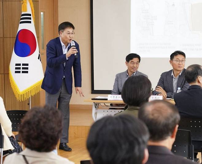 정문헌 종로구청장이 지난 4월 종로구 자연경관지구·고도지구 규제완화 주민토론회에서 내용을 설명하고 있다. 종로구 제공.