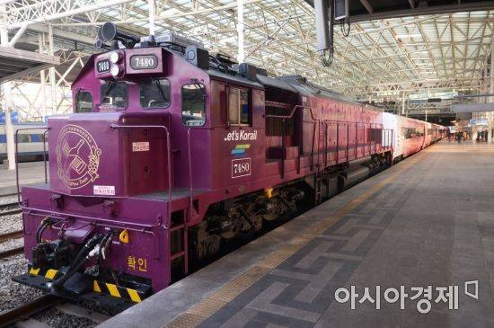 국악과 와인을 주제로 한 관광열차. 이 열차는 영동지역의 관광 활성화 전략의 일환으로 매주 2차례 운행한다. 서울역에서 출발해 영동지역 와이너리와 국악 관광지를 둘러본 후 다시 서울역으로 되돌아오는 일정이다. /문호남 기자 munonam@
