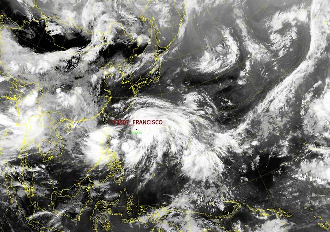 ⓒ기상청: 2025년 태풍 7호 ‘프란시스코’ 구름 영상=극한 호우 뒤에 곧장 폭염이 찾아오면서 찜통더위가 기승을 부리고 있는 가운데, 남쪽 해상에서는 2025년 태풍 7호 ‘프란시스코’ 가 북상하면서 이번 주 날씨에 큰 변수가 될 전망이다.