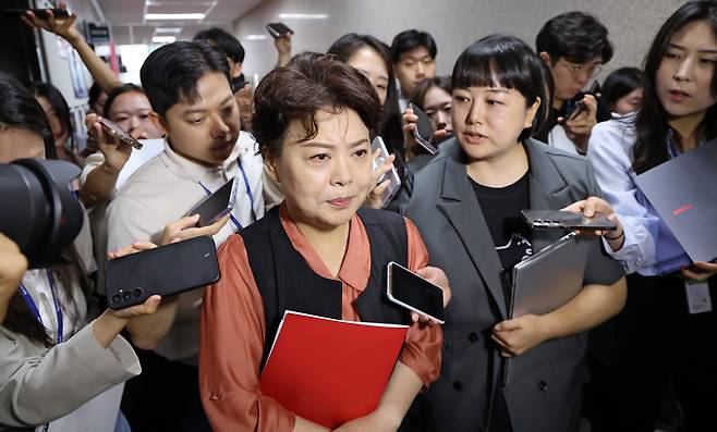 국민의힘 윤희숙 혁신위원장이 17일 오전 서울 여의도 국회에서 열린 비상대책위원회의 참석을 마치고 나서며 취재진의 질문에 답하고 있다. 2025.07.17 /남강호 기자
