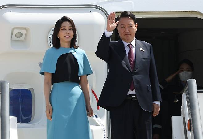 윤석열 전 대통령과 김건희 여사가 2022년 6월 30일 3박5일 동안 스페인 마드리드에서 열린 나토(NATO) 정상회의 첫 순방을 마치고 마드리드 바라하스 국제공항에서 공군1호기에 탑승하며 손을 들어 인사하고 있다. /뉴스1