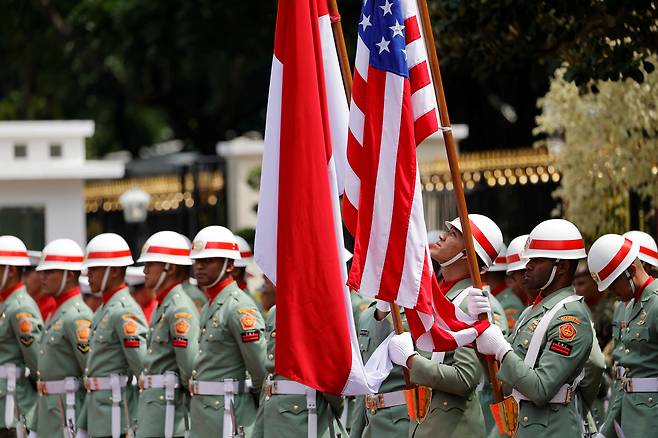 지난 2022년 11월 인도네시아 자카르타에서 인도네시아군이 자국 국기와 미국 국기를 들고 있다. / 로이터=연합뉴스