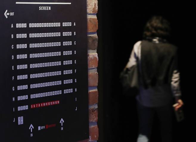 용산구 CGV 용산아이파크몰점에서 관람객이 상영관으로 들어가고 있다./뉴스1