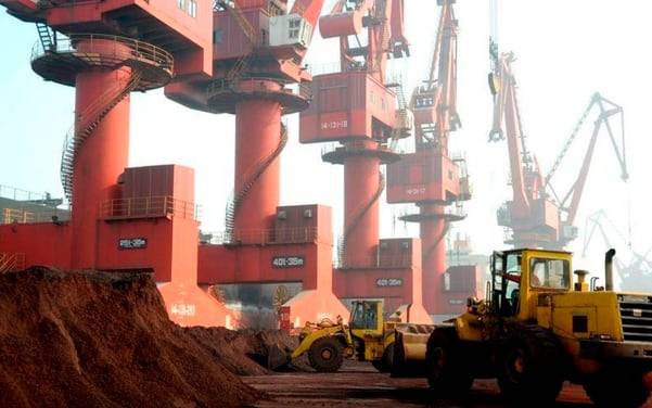 지난 2010년 10월 31일 중국 장쑤성 롄윈강의 한 항구에서 근로자들이 수출용 희토류 원소가 든 흙을 옮기고 있다./로이터연합뉴스