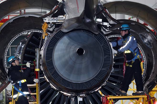 보잉787 항공기 엔진을 점검하고 있는 모습. /뉴스1