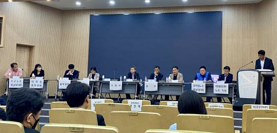 23일 오후 2시 충남대학교 산학연교육연구관에서 열린 글로컬대학 사업 관련 구성원 대토론회에서 대학 직능단체 대표들이 패널로 참여해 발언하고 있다. 정인선 기자