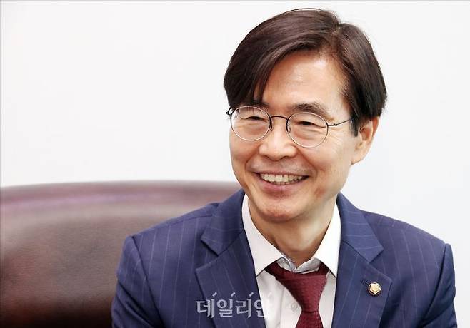 국민의힘 당대표 출마를 선언한 조경태 국민의힘 의원이 21일 오후 의원회관에서 데일리안과 인터뷰를 하고 있다. ⓒ데일리안 홍금표 기자