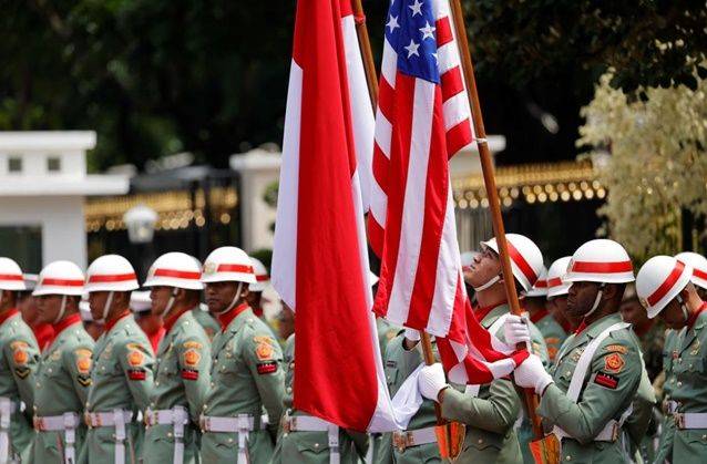 2022년 11월 인도네시아 자카르타에서 인도네시아군이 자국 국기와 미국 국기를 들고 있다. ⓒ 로이터/연합뉴스