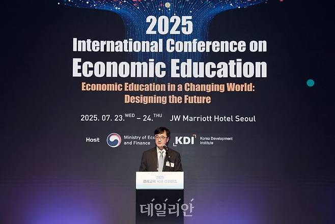 임기근 기획재정부 차관이 23일 서울 서초구 JW 메리어트 호텔에서 열린 2025년 경제교육 국제 컨퍼런스에 참석, 개회사를 하고 있다.ⓒ기획재정부