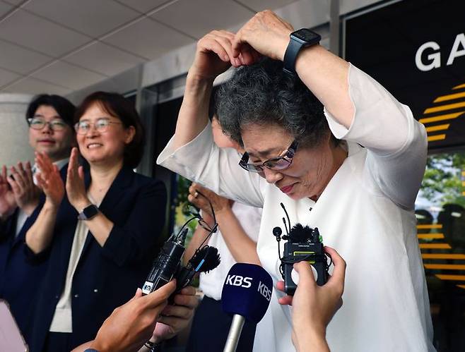 61년 전 자신을 성폭행하려던 남성의 혀를 깨물어 중상해 혐의 유죄 판결을 받았던 최말자(78)씨가 23일 부산지방법원에서 열린 재심 첫 공판을 마치고 법정을 나서며 하트를 그리고 있다. ⓒ연합뉴스