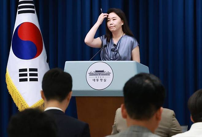 강유정 대통령실 대변인이 23일 서울 용산 대통령실 청사에서 강선우 여성가족부 장관 후보자 사퇴 관련 브리핑을 마친 뒤 취재진 질문을 듣고 있다. ⓒ연합뉴스
