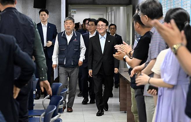 김민석 국무총리가 22일 오후 서울 영등포 한국노총을 방문해 김동명 한국노총 위원장과 간담회장으로 이동하고 있다. 2025.07.22. 서울=뉴시스