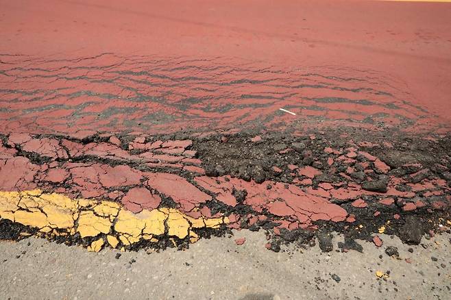4일 울산 북구 농소초등학교 앞 버스정류장 도로변. 도로의 아스팔트가 마치 녹은 아이스크림처럼 밀려나 있다. 2025.7.4./뉴스1