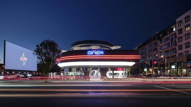미국 전기차 기업 테슬라가 22일(현지 시간)부터 캘리포니아주 로스앤젤레스에서 영업을 시작한 ‘다이너(Diner)’의 전경. 식당과 충전소를 접목한 복합시설이다. 사진 출처 테슬라 ‘X’