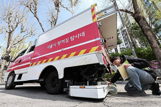 서울 시내 한 도로에서 서울시 재난안전실 도로관리과 직원들이 땅꺼짐 탐사대 차량에 실린 장비를 점검하고 있다. 기사와 직접적 관련 없는 참고사진ⓒNews1