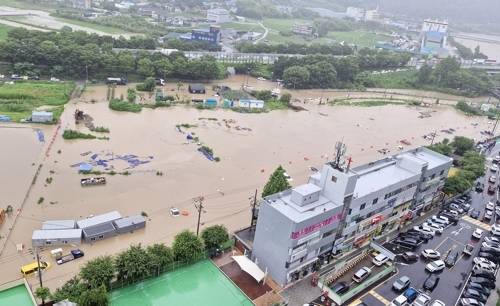울산에 많은 비가 내리면서 울주군 언양읍 반천리 일대 도로가 물에 잠긴 모습. [연합뉴스]