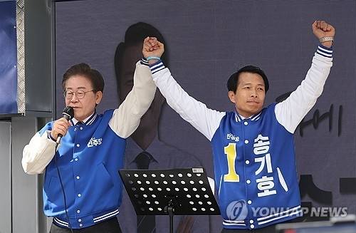 이재명 대통령(왼쪽)과 송기호 전 대통령실 국정상황실장. [연합뉴스]