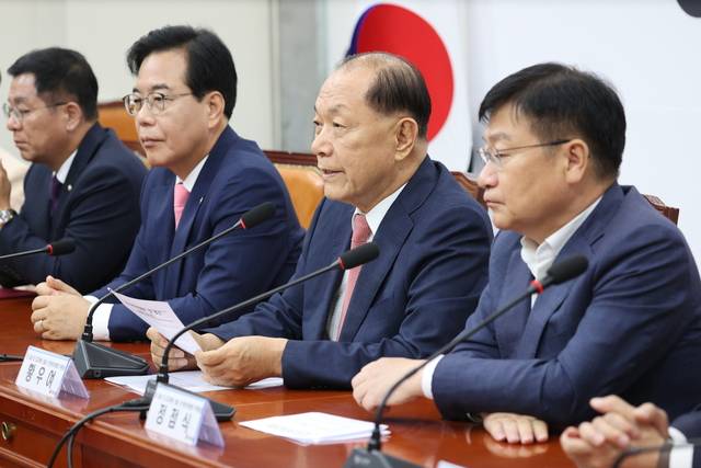 황우여(오른쪽 두번째) 국민의힘 8·22 전당대회 선거관리위원회 위원장이 지난 7월14일 국회 본청에서 열린 당대표 및 최고위원 선출 선거관리위원회 위촉장 수여식에서 발언하고 있다.<국민의힘 제공·연합뉴스>