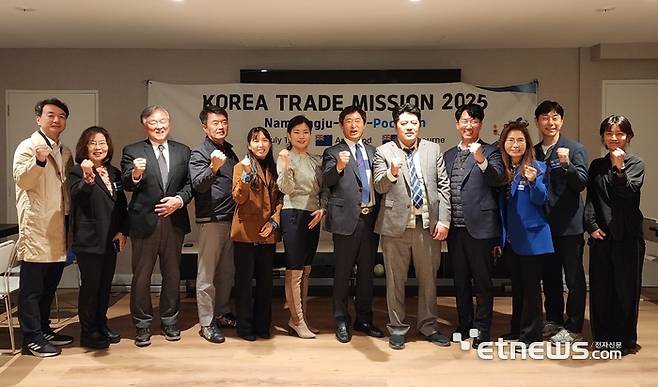 경과원이 13~19일 호주와 뉴질랜드에 '2025 대양주 시장개척단'을 파견했다. 사진은 뉴질랜드 오클랜드에서 기념 촬영한 모습.