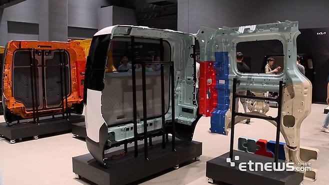 '더 기아 PV5 테크데이'가 22일 경기 광명시 아이벡스스튜디오에서 열렸다. 기아의 PBV 차량 'PV5'의 '모듈형 퍼즐 조립 차체 시스템'을 설명하는 외장 부품이 전시되어 있다. 최순호기자 csho@etnews.com