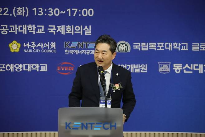 한원희 국립목포해양대 총장이 22일 한전공대에서 열린  '기후테크 미래 혁신 포럼 : 기후에너지부 역할과 지역균형발전'에서 환영사를 하고 있다.