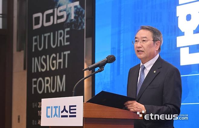 DGIST 퓨처 인사이트 포럼이 대구경북과학기술원(DGIST) 주최, 전자신문 후원으로 23일 서울 양재동 엘타워에서 열렸다. 이건우 DGIST 총장이 환영사를 하고 있다. 박지호기자 jihopress@etnews.com