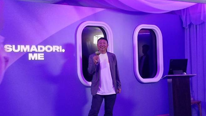 지난 18일 서울 성수동에서 진행된 아사히 맥주 '스마도리 팝업스토어'에서 테츠야 다카하시 스마도리 주식회사 대표이사가 무알코올 칵테일로 건배사를 제안하고 있다. 사진=이환주 기자