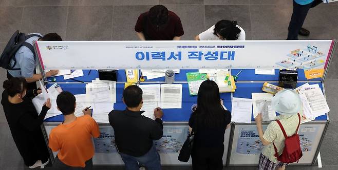 2025 강서구 취업박람회에서 구직자들이 이력서를 작성하고 있다. 뉴시스 제공
