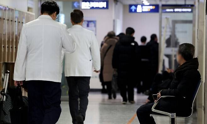 서울 시내 한 병원에서 의료진이 이동하고 있다. 연합뉴스
