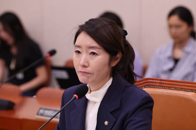 강선우 여성가족부 장관 후보자가 14일 오전 서울 여의도 국회에서 열린 인사청문회에 참석해 의원 질의를 듣고 있다. 김영원 기자 forever@hani.co.kr