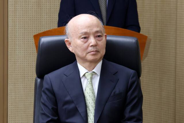 안창호 국가인권위원장이 지난 5월19일 오후 서울 중구 인권위 청사 14층 전원위원회실에서 열린 남규선 상임위원 이임식에 참석해 이임사를 듣고 있다. 김영원 기자 forever@hani.co.kr