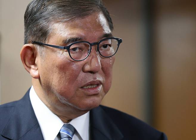 이시바 시게루 일본 총리가 23일 일본 도쿄 자민당 본부에서 세 명의 전임 총리들과 면담한 뒤 기자들에게 발언하고 있다. 도쿄/EPA 연합뉴스