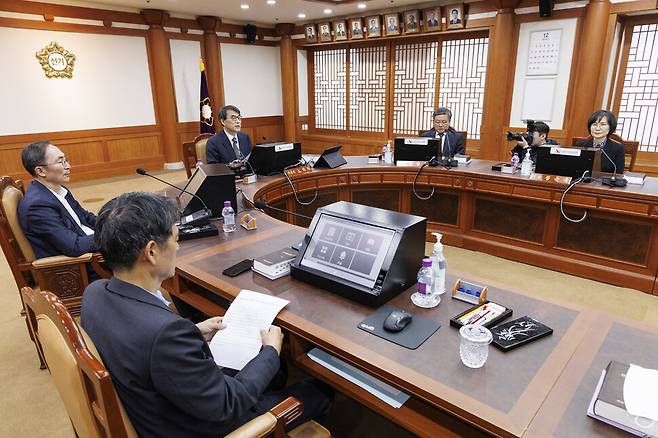 노태악 중앙선거관리위원장(가운데)이 2024년 12월6일 경기 과천시 선관위에서 회의를 마친 뒤 입장을 밝히고 있다. 연합뉴스