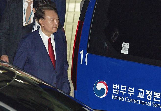 윤석열이 2025년 7월9일 서울 서초구 서울중앙지방법원에서 열린 구속 전 피의자 심문(영장실질심사)을 마친 뒤 서울구치소로 향하고 있다. 사진공동취재단
