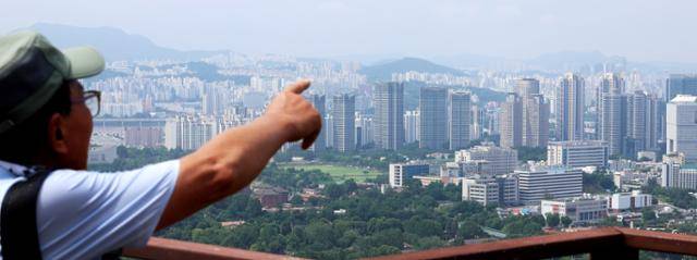 20일 서울 남산 전망대에서 시민이 아파트가 빼곡한 서울 풍경을 감상하고 있다. 연합뉴스