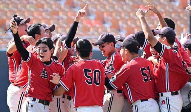 2024년 9월 1일 서울 목동야구장에서 열린 제52회 봉황대기 전국고교야구대회 결승전 경기상업고-전주고 경기가 6-3 전주고 승리로 끝나자 전주고 선수들이 환호하고 있다. 한국일보 자료사진