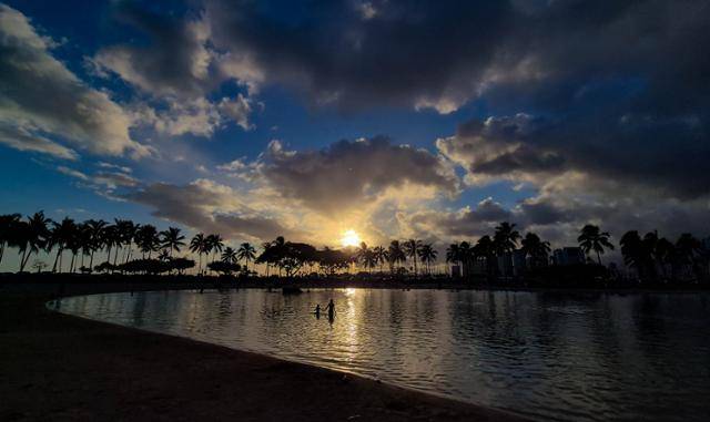 미국 하와이주 오아후 호놀룰루 듀크 카하나모쿠 라군에 석양이 빛나고 있다.