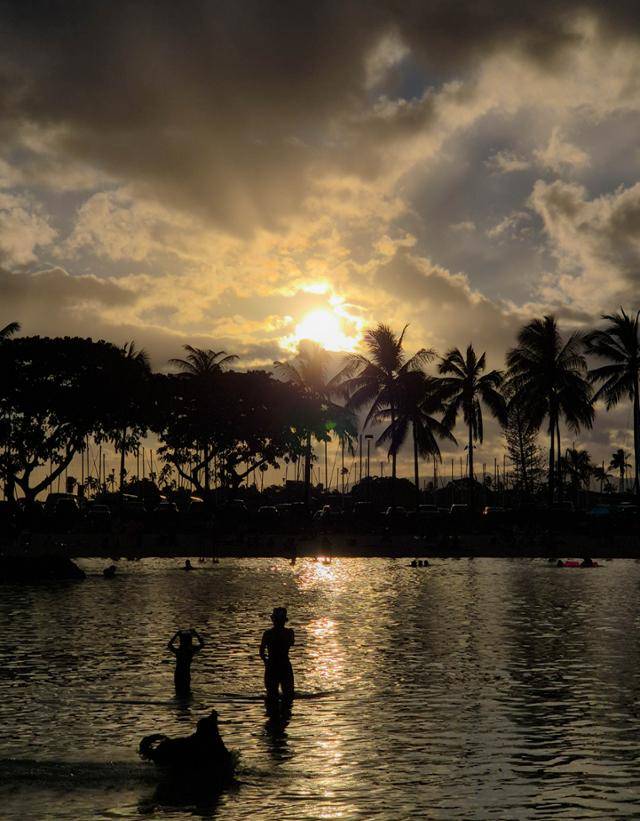 미국 하와이주 오아후 호놀룰루 듀크 카하나모쿠 라군에 석양이 빛나고 있다.
