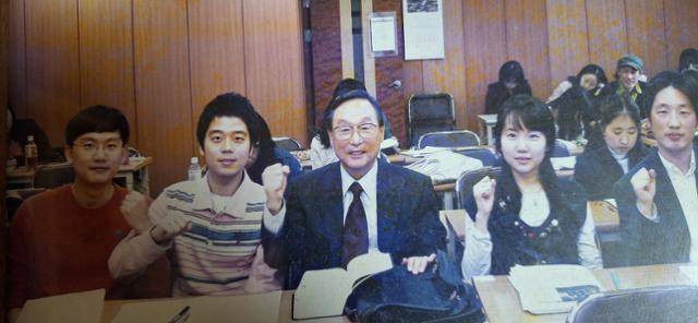 영어교사였던 그는 2007년 이익훈어학원의 동시통역반을 다니면서 영어를 다시 공부하기 시작했다. 당시 그의 나이는 77세였다. 학원생들과 함께 찍은 사진이다. 권노갑 이사장 제공