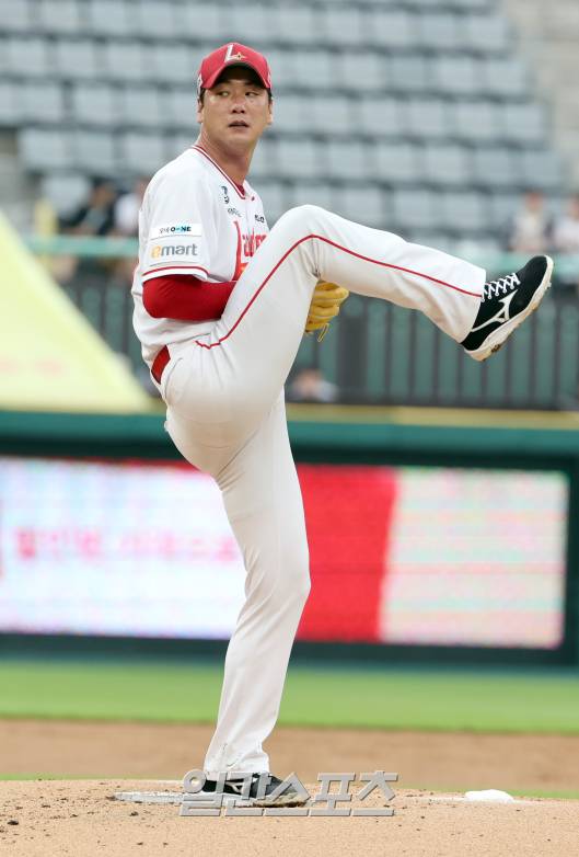 8일 오후 인천 SSG 랜더스필드에서 열린 2025 프로야구 KT 와 SSG경기. SSG 선발 김광현이 역투하고 있다. 인천=정시종 기자 capa@edaily.co.kr /2025.07.08.